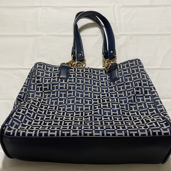 Tommy Hilfiger women’s handbag in like new condition. Mainly navy with white TH - Picture 4 of 10
